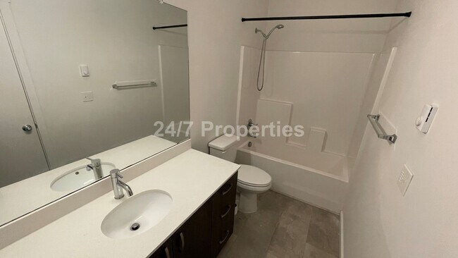Building Photo - Modern 2 BD | 1 BA Duplex - SE PDX