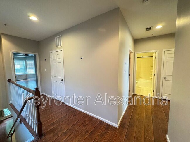 Building Photo - 2561 Eastbourne Dr