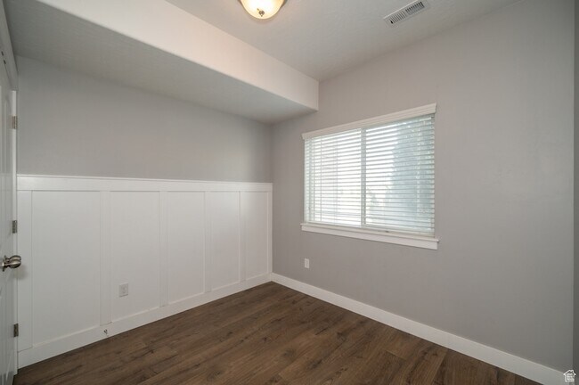 Building Photo - 1843 N Crest Rd