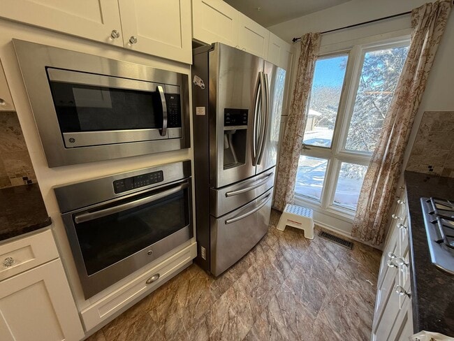 Building Photo - 1082 Greenhills Dr