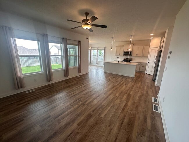 Building Photo - Home For Rent Papillion