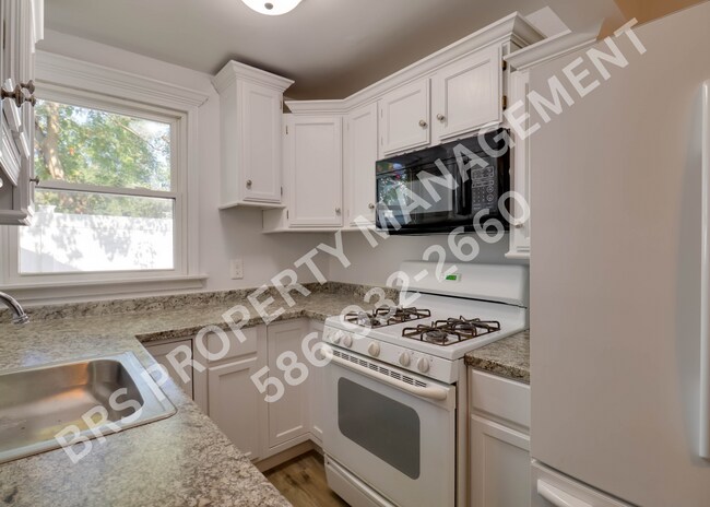 Building Photo - Remodeled Duplex 2 bedroom in Clinton Twp.