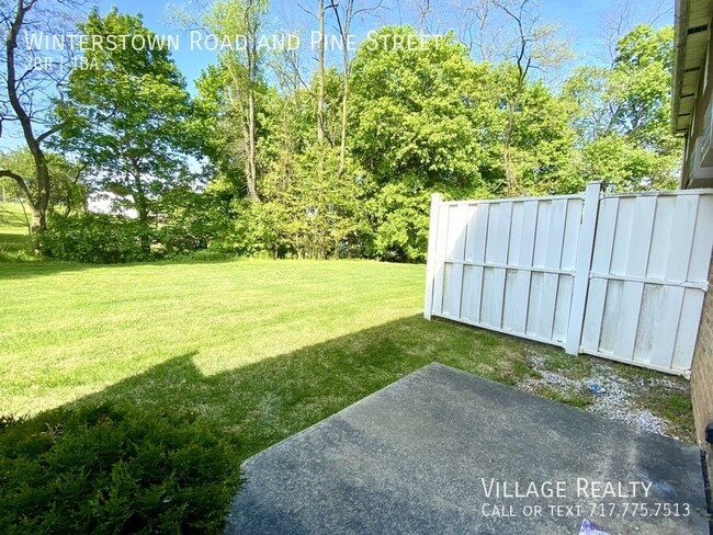 Building Photo - Large 2-Bedroom Townhome in Red Lion! Pati...