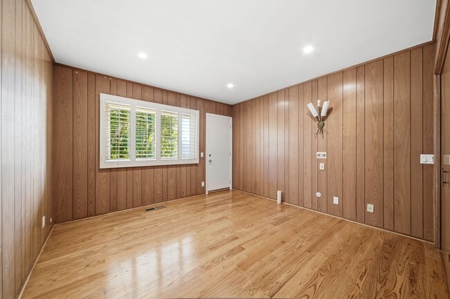 Building Photo - Alto Cedro Estate Lease