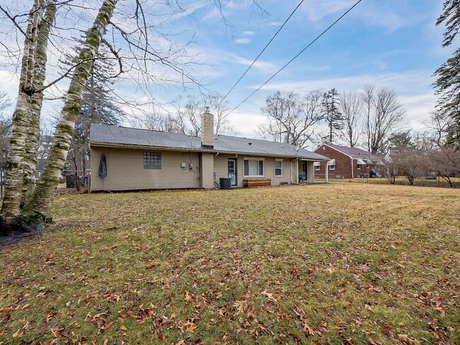 Building Photo - Welcome to this charming single-family ran...