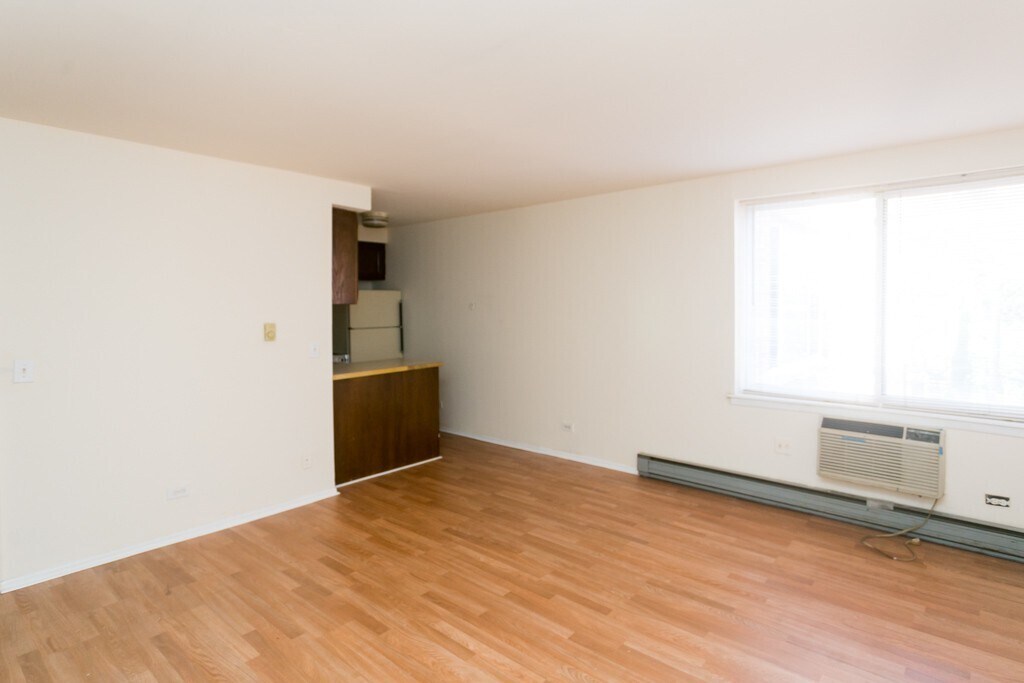 Building Photo - 3825 N Pine Grove Ave