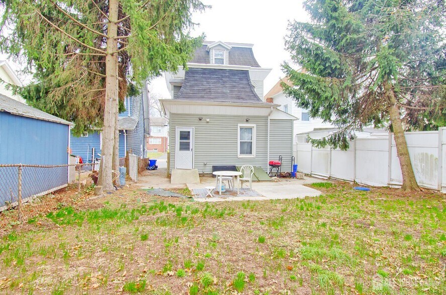 Building Photo - 1076 Fulton St