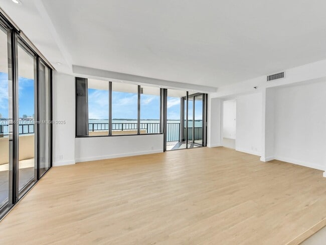 Building Photo - 520 Brickell Key Dr