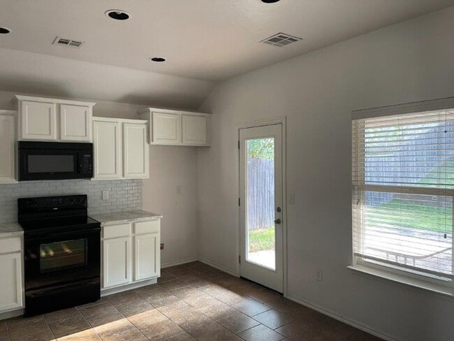 Building Photo - Newcastle Schools, great floor plan and neighborhood! New paint and carpet!