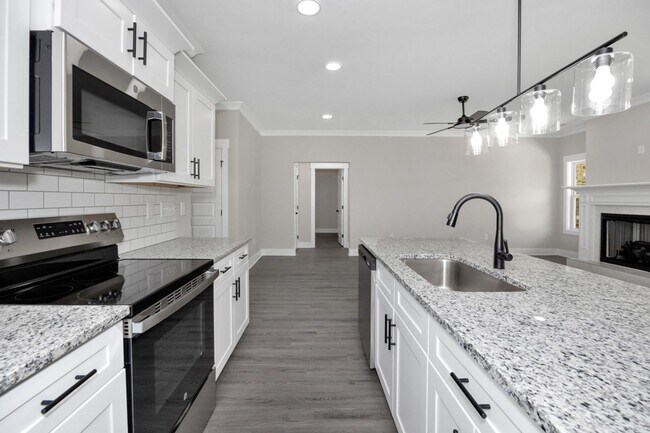 Building Photo - 4 Bedroom, 2 Bath