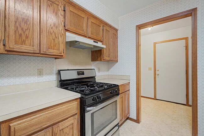 Building Photo - Welcome to this charming 2-bedroom, 2-bathroom home