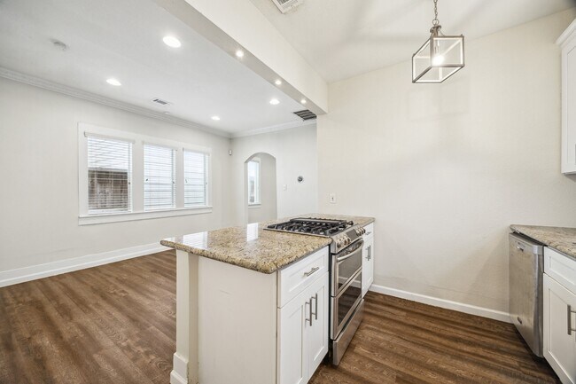 Building Photo - 838 W 26th St