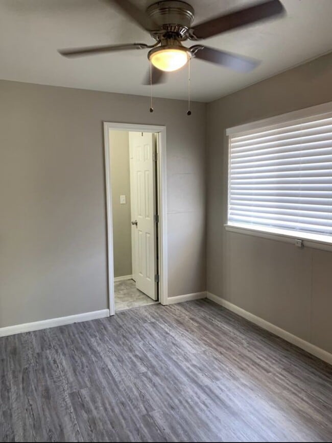 Building Photo - "Charming 1-Bed Oasis with Granite Elegance in Prime Edmond Location!"