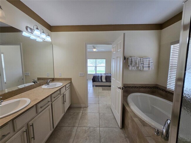 Building Photo - 2246 Waukegan Dr