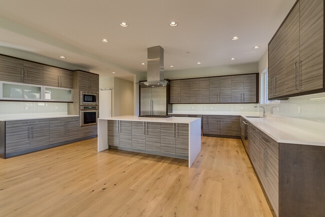 Building Photo - Luxurious & Contemporary 5 bed home in Red...