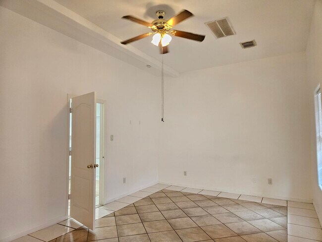 Building Photo - 5027 Creekmont Dr