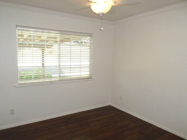 Building Photo - Classic & clean 3 bedroom 1.5 bath 1 story home