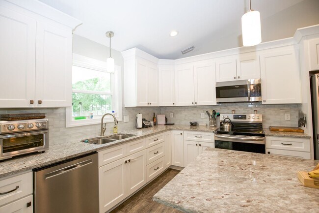 Building Photo - The perfect home! * *Coming up soon!!!!!**