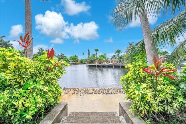 Building Photo - 2702 Scott St