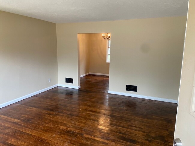 Building Photo - **ON HOLD**3 Bedroom / 1 Bathroom Home for...