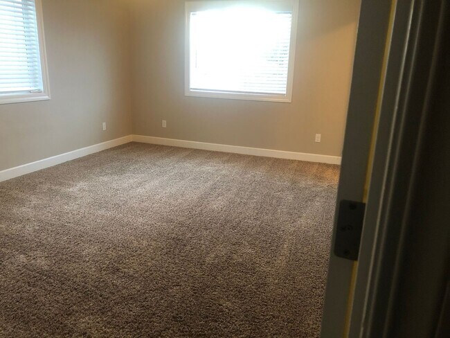 Building Photo - Newer 3 bedrooms 2.5 bathroom townhouse! MOVE IN SPECIAL!