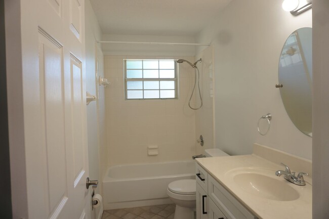 Building Photo - 3 Bedroom 2 Bathroom Home With Garage in M...