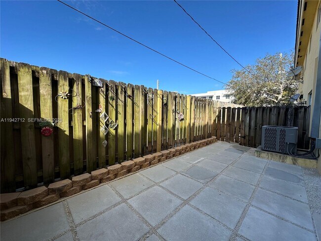 Building Photo - 322 NE 3rd St