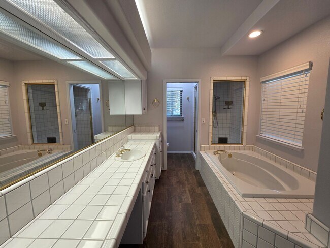 Building Photo - 4 bedroom 2 bathroom with a pool and solar!