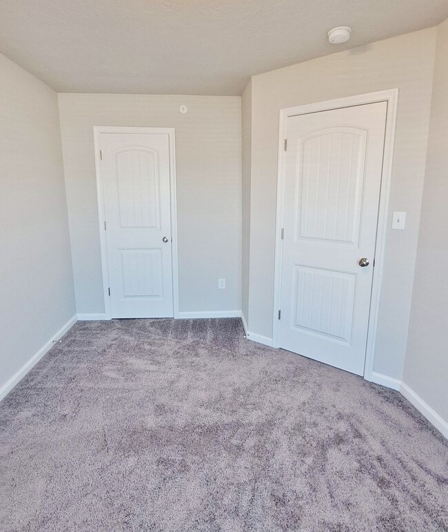 Building Photo - 4 Bed / 2-1/2 Bath Single Family Townhome w/1-Car Garage