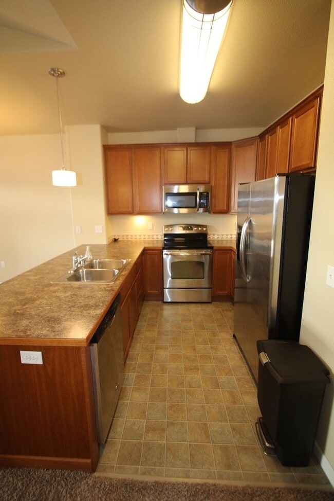 Building Photo - 3 Bedroom Condo close to JBER!