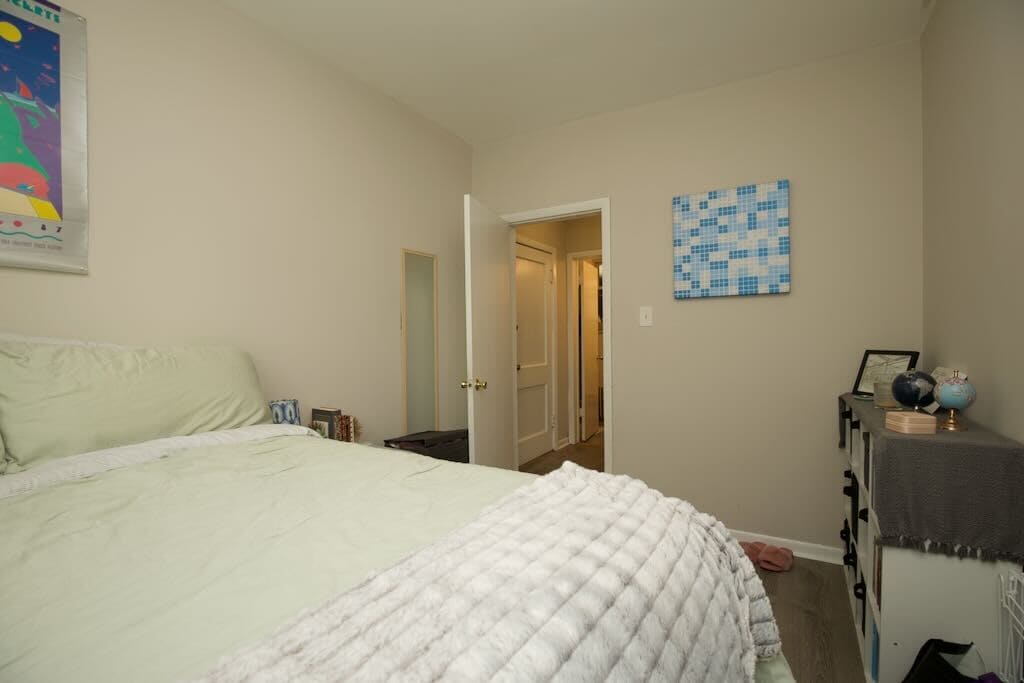 Building Photo - 710 W Roscoe St