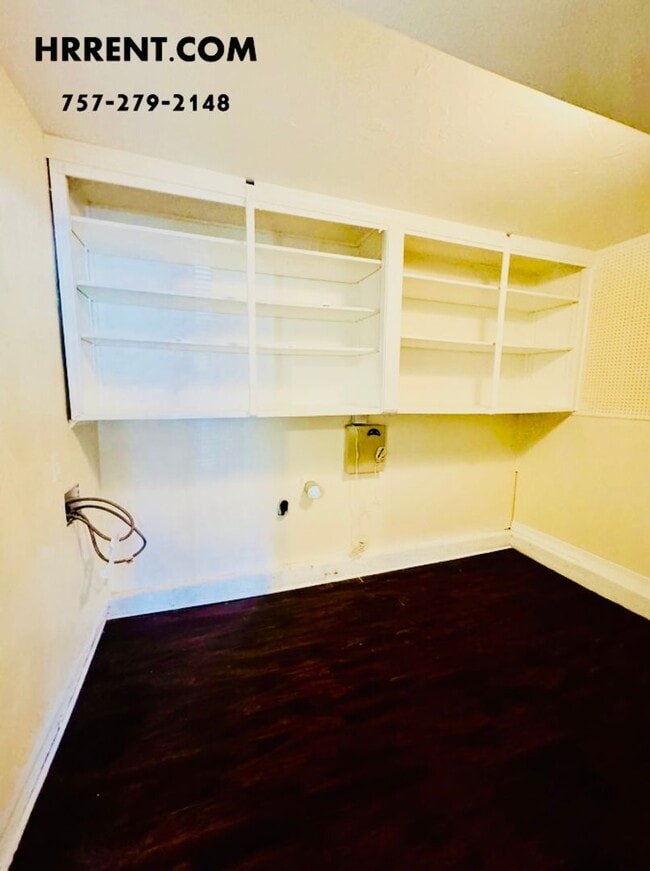 Building Photo - Amazing 6 Bedroom 3 Bathroom Two Story Hom...