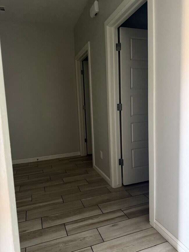 Building Photo - Amazing 3 bed 2 bath duplex near NW 122nd St