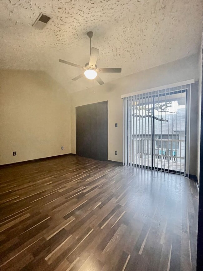 Building Photo - Gorgeous Condo, 2 Bedrooms/2 Balconies/2 B...