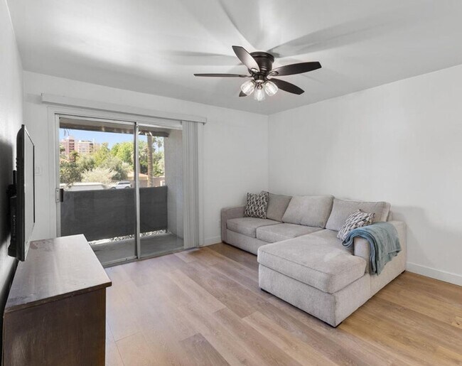 Building Photo - One Bedroom One Bath in Phoenix!