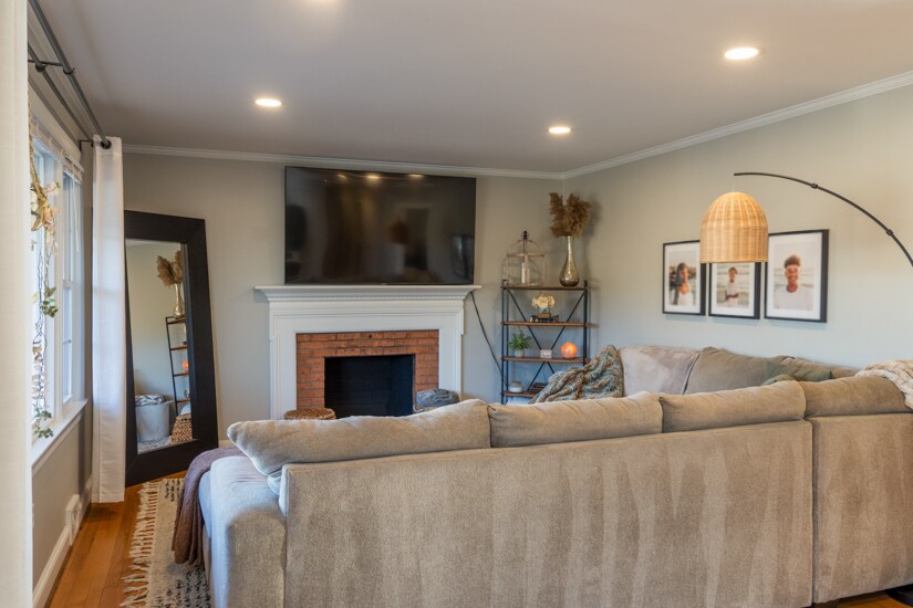 Living Room - 621 Broadview Dr