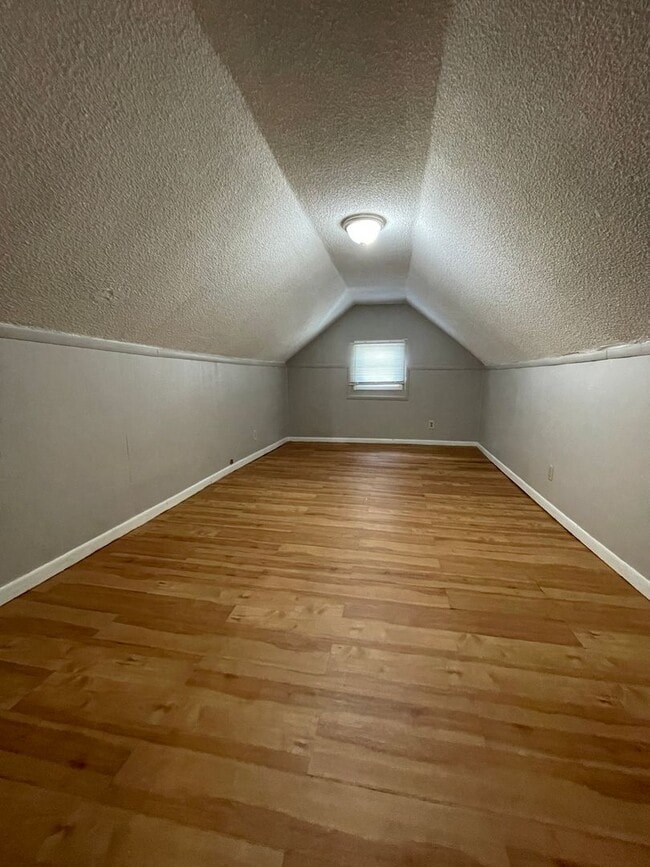 Building Photo - WARM & COMFY SINGLE FAMILY HOME