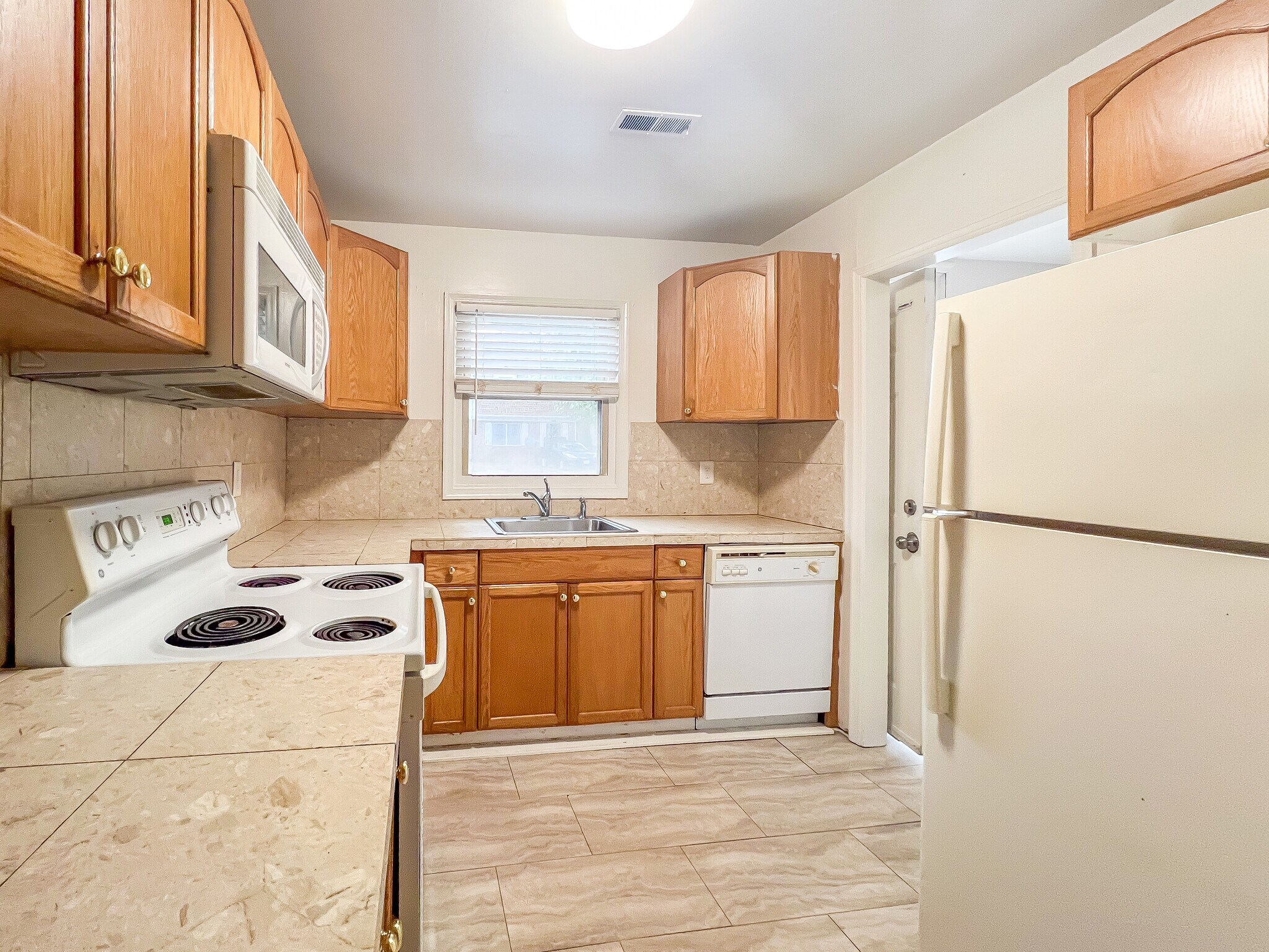 Building Photo - 26 Fox Hill Dr