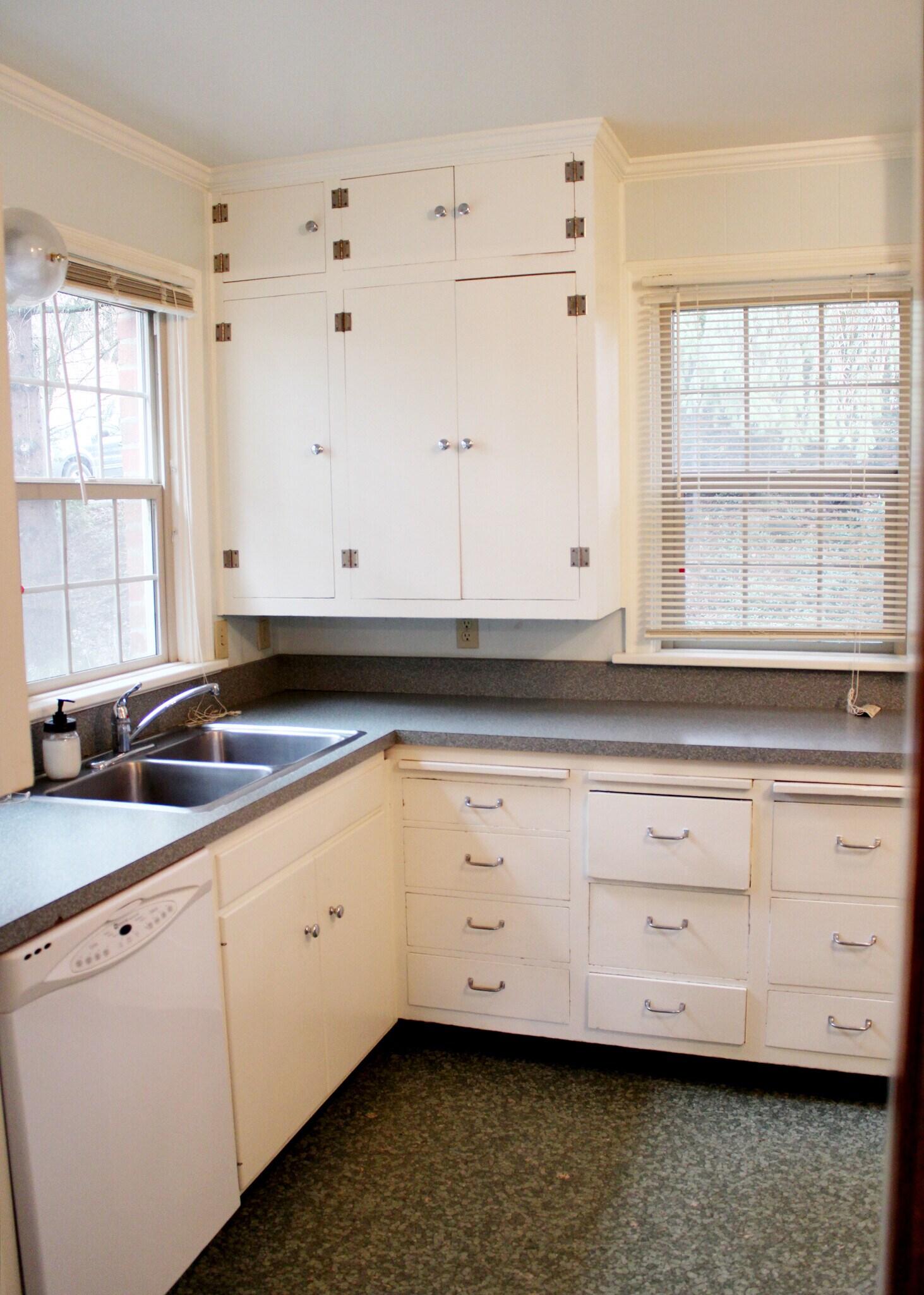 Building Photo - 935 NE B St