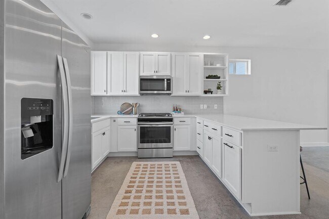 Building Photo - 801 N Bluff Dr
