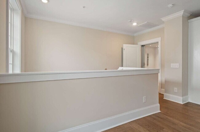 Building Photo - Luxury Townhome with Elevator and Rooftop Terrace