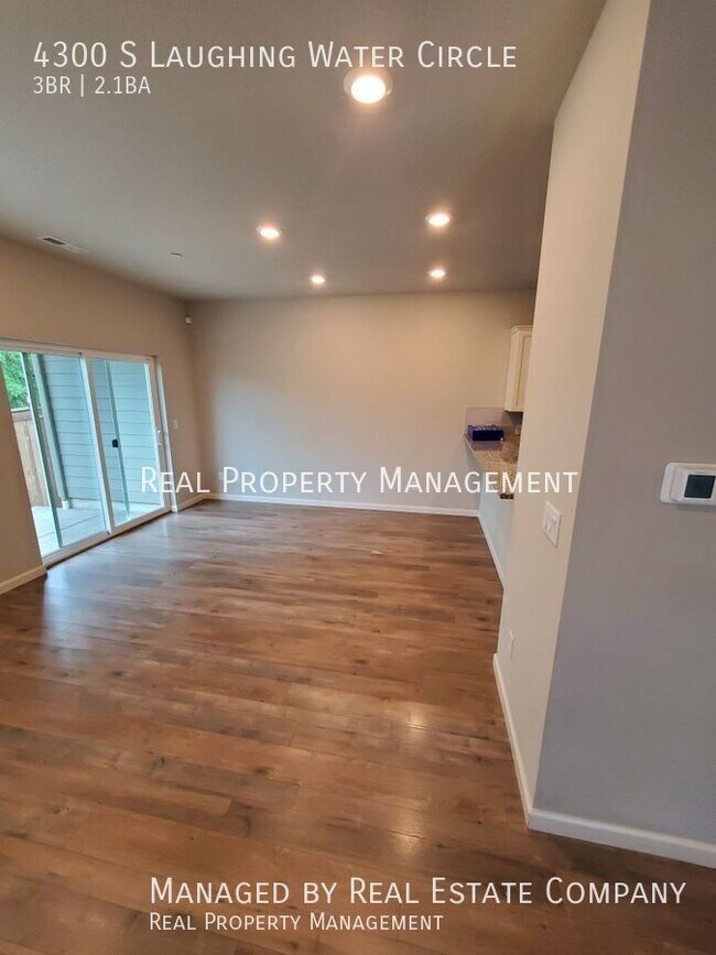 Building Photo - Modern Ridgefield Townhome with Two Car Ga...