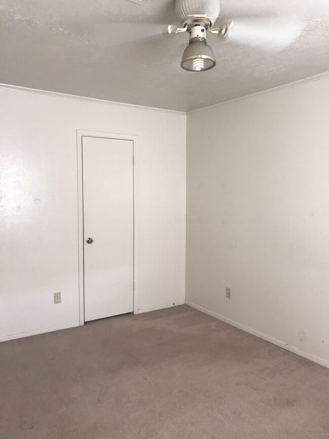 Building Photo - 3 Bedroom 2 Bath