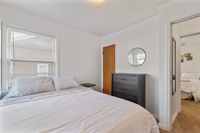 Building Photo - 2110 N Hood St