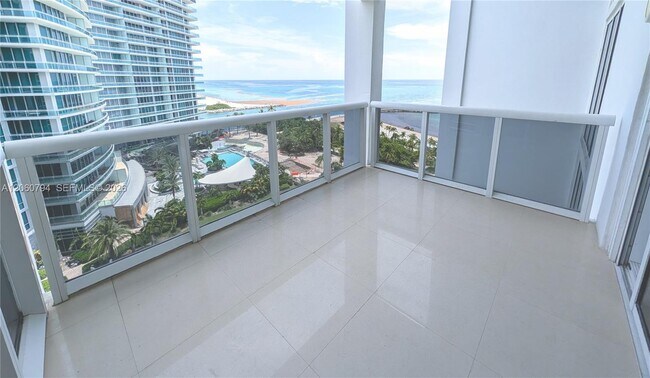 Building Photo - 10275 Collins Ave