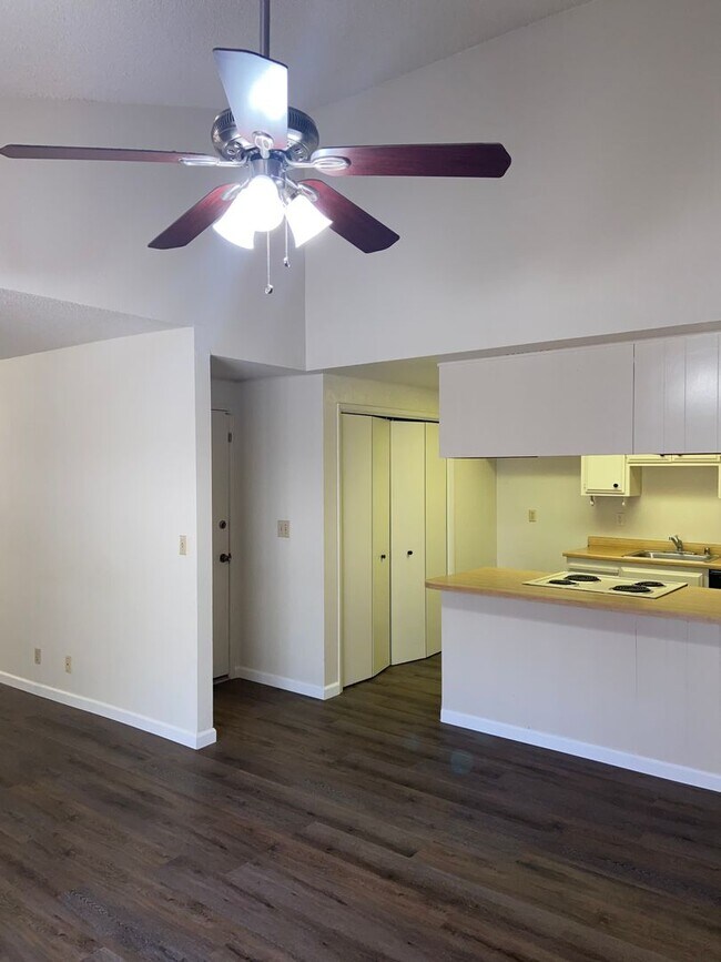 Building Photo - Roomy 2bdrm 1bath duplex off Fair Oaks Blvd near Madison Ave