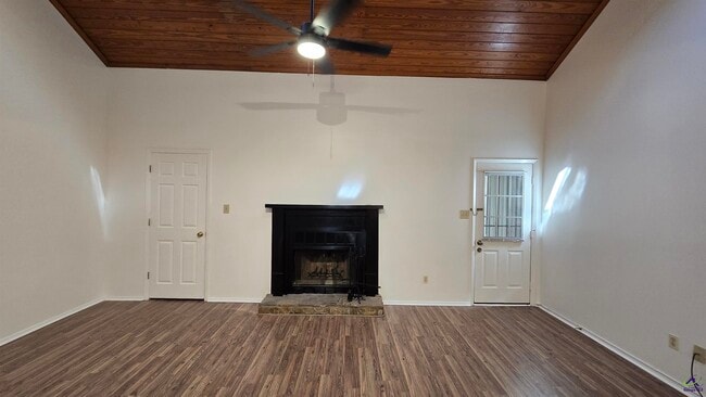 Building Photo - 313 Westcliff Center St