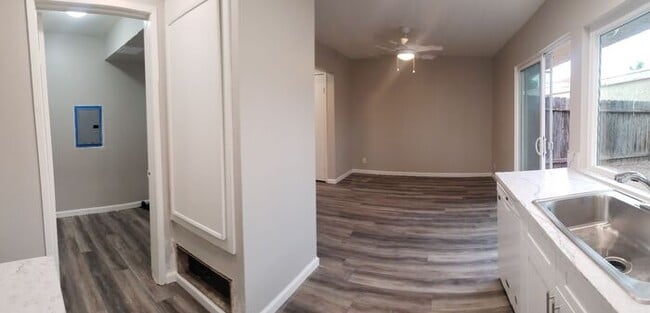 Building Photo - Bright & Updated Townhome for Rent in Santee