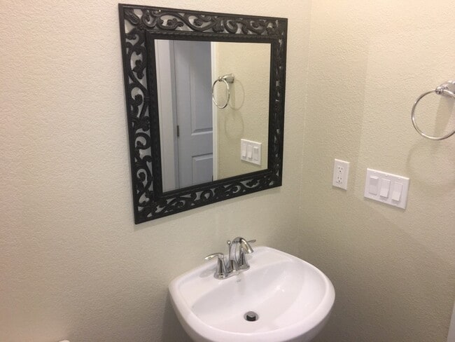 Building Photo - Gorgeous Townhouse - Built 2017 Southwest ...