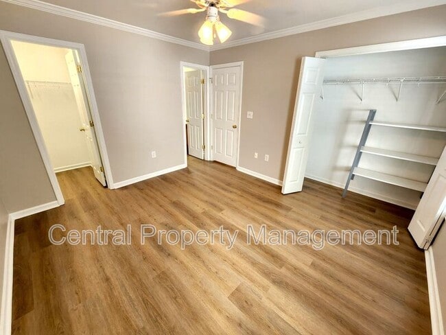 Building Photo - 303 Rexford Dr